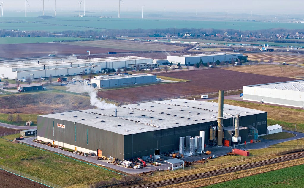 Der Aluminiumschrott-Verwerter Befesa (vorn) will seine Kapazitäten im Bernburger Industriegebiet durch eine neue Produktionshalle verdoppeln.