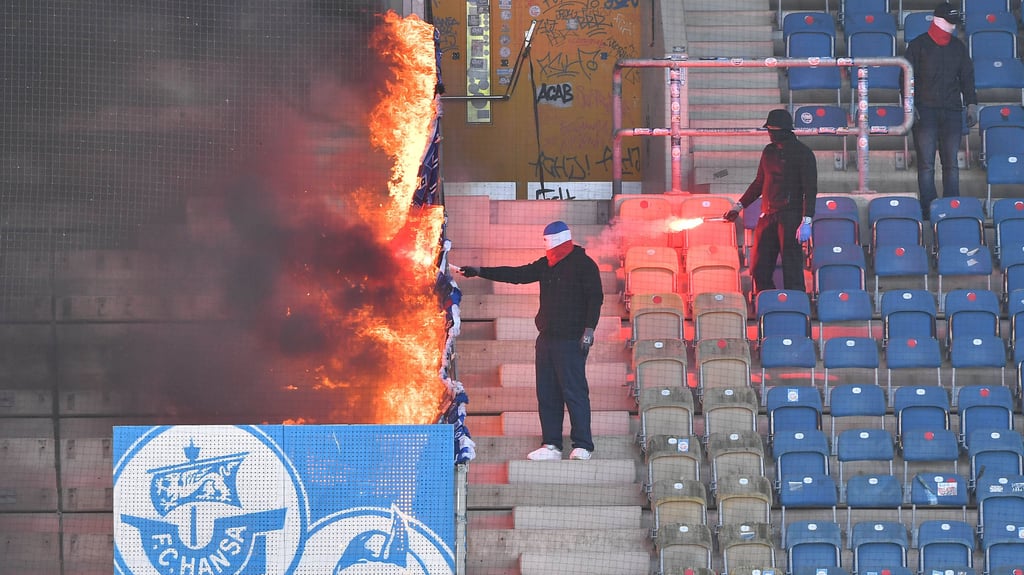 Anhänger von Hansa Rostock randalieren beim Spiel gegen den Hamburger SV am 15. Mai 2022: Eine von vielen Situationen in der jüngeren Vergangenheit.