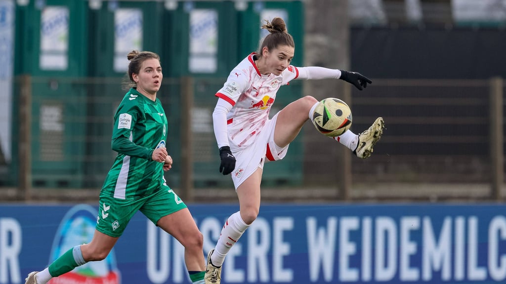 Michela Croatto (RB Leipzig) im Duell mit Rieke Dieckmann vom SV Werder Bremen (r.).