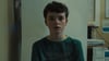Owen Cooper spielt Jamie Miller in der britischen Netflix-Serie „Adolescence“. Der 13-Jährige wird in der Serie verdächtigt, eine Mitschülerin ermordet zu haben. Die vierteilige Serie ist seit 13. März auf Netflix verfügbar.