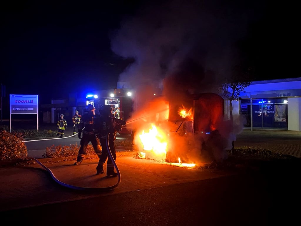 Am 26. Oktober 2024 stehen am E-Center gleich zwei Kleidercontainer in Flammen.