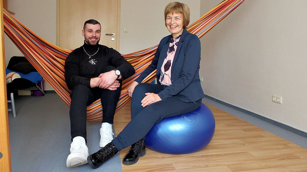 In einem der drei Therapieräume der Logopädiepraxis in der Langen Straße machen es sich Heike Leskow und Niclas Bartsch bequem.