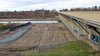 Künftig soll hier die neue Brücke stehen und bei Pouch über die Mulde führen. Die Baustraße ist bereits eingerichtet und muss noch asphaltiert werden.