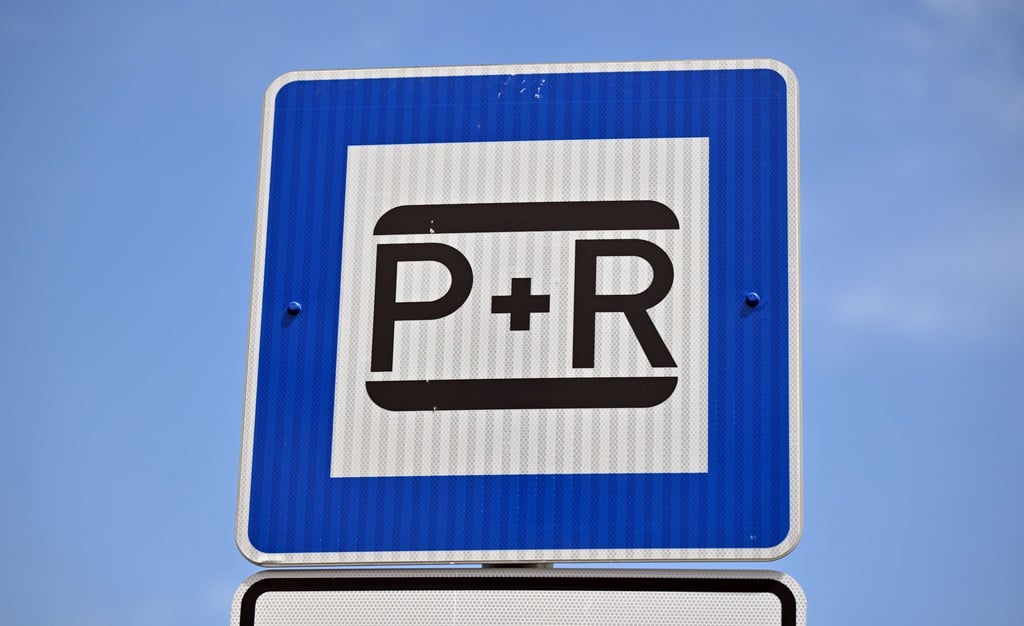 Pendlerparkplätze sollen das Umsteigen auf den öffentlichen Nahverkehr vom Auto vereinfachen. (Symbolbild)