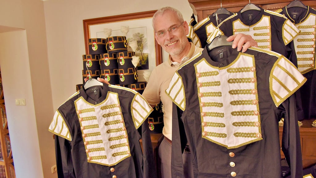 Thomas Wäsche arbeitet derzeit an originalgetreuen Bergmusiker-Uniformen für das Jugendblasorchester der Kreismusikschule.