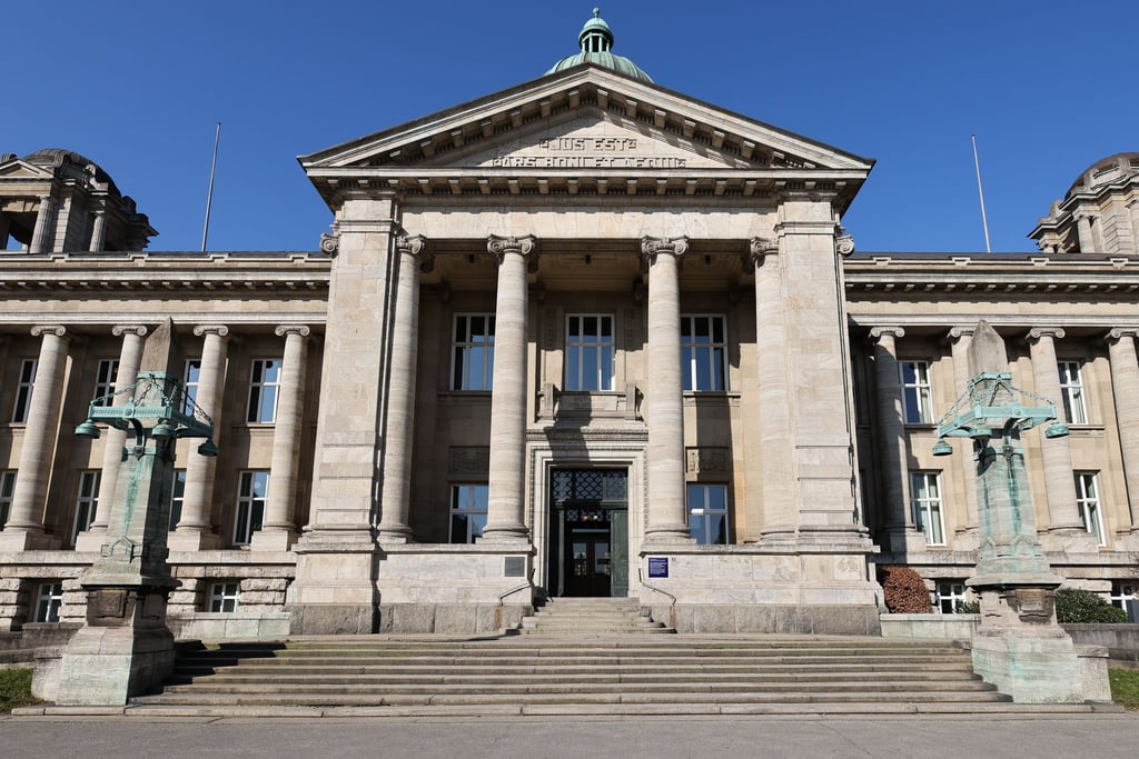 Das Hanseatische Oberlandesgericht hat im Streit um den Roman „Innerstädtischer Tod“ von Christoph Peters eine Entscheidung zugunsten des Verlags getroffen.