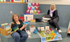 Heike Brandt (l.) und Kerstin Köhler (r.) stellen das neue Angebot der Köthener Stadtbibliothek vor.