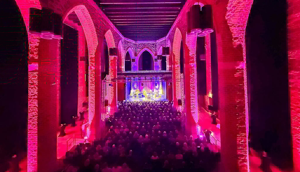 Dessau erstrahlte zum Kurt-Weill-Fest in Pink, so auch in der Marienkirche beim Auftritt von „5 past 9“ aus Freiburg bei „Tom Waits meets Kurt Weill“.