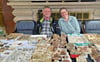 Andi und Anja Kanitz haben an ihrem Stand viele verschiedene Fossilien – sogar die versteinerten Fußabdrücke eines Insektes.