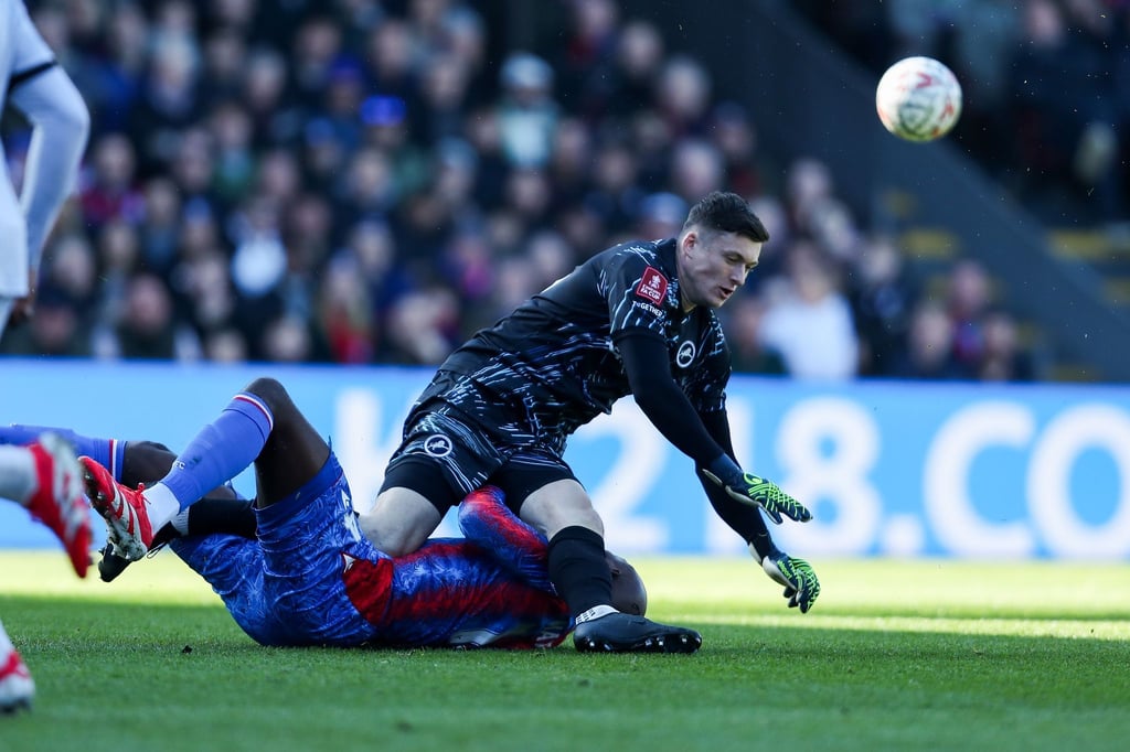 Der MIllwall-Torwart wurde für das Foul an Mateta lange gesperrt.
