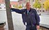 Stark verwurzelt wie der Baum auf dem Marktplatz in Könnern ist Regionalbereichsbeamter Ralf Ernst  mit der Stadt. Er hat sich nun nach vier Jahrzehnten in den Ruhestand verabschiedet. 