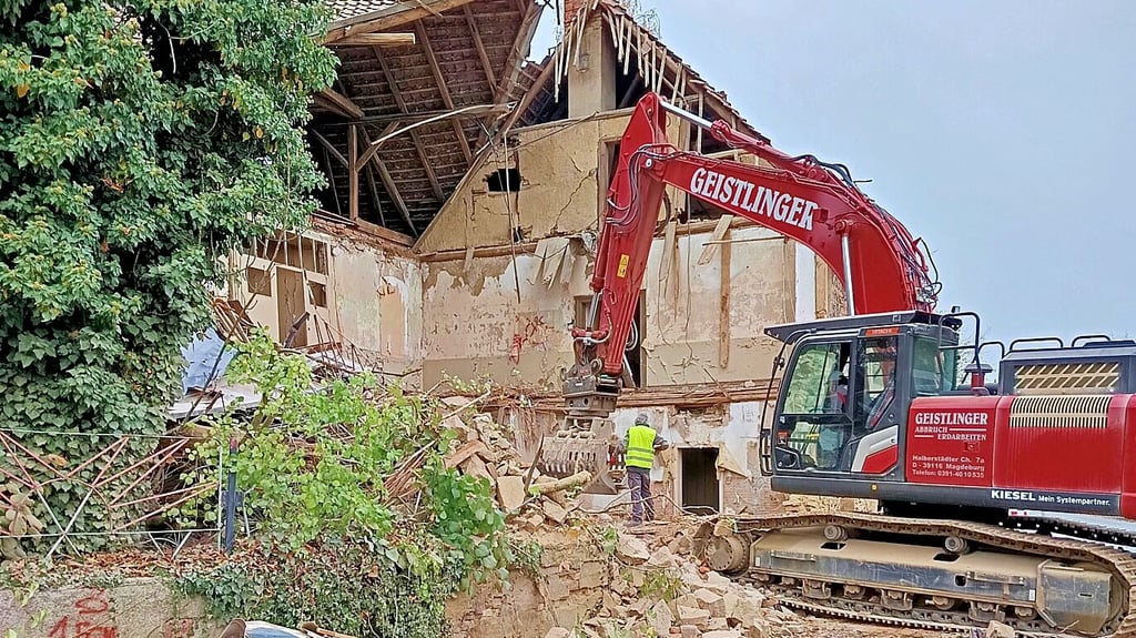 Seit dieser Woche laufen die Abrissarbeiten am Platz des Friedens in Schackensleben.