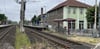 Der Bahnhof in Tangerhütte vom Bahnübergang aus. Am Ende des Bahnhofes soll es künftig ein drittes Gleis für wartende Züge geben.