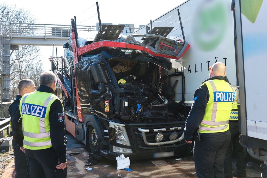 Bei dem Unfall mit drei Lkw wird ein Mensch schwer verletzt.