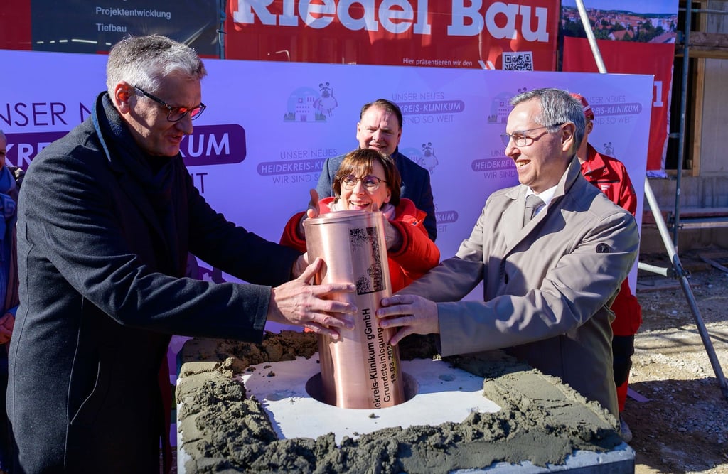 Im Heidekreis wird der Grundstein für eine Zentralklinik gelegt. Die Kliniken in Soltau und Walsrode werden zentralisiert.