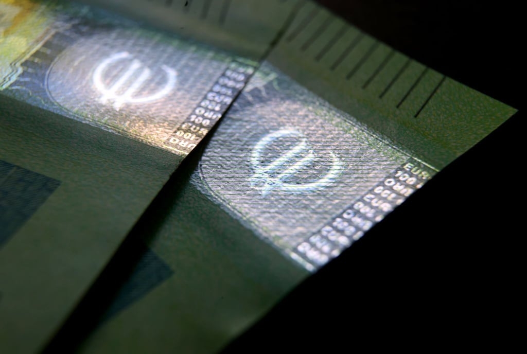 Die Verzinsung bei Tages- und Festgeld sinkt weiter. Ein Marktvergleich lohnt sich vor einer Anlageentscheidung daher umso mehr.
