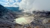 Der Tangkuban Perahu ist rund 2.000 Meter hoch und einer der etwa 130 aktiven Vulkane Indonesiens. In der Mitte des spektakulären Ratu-Kraters mit seiner riesigen Caldera liegt ein leuchtend blauer See.