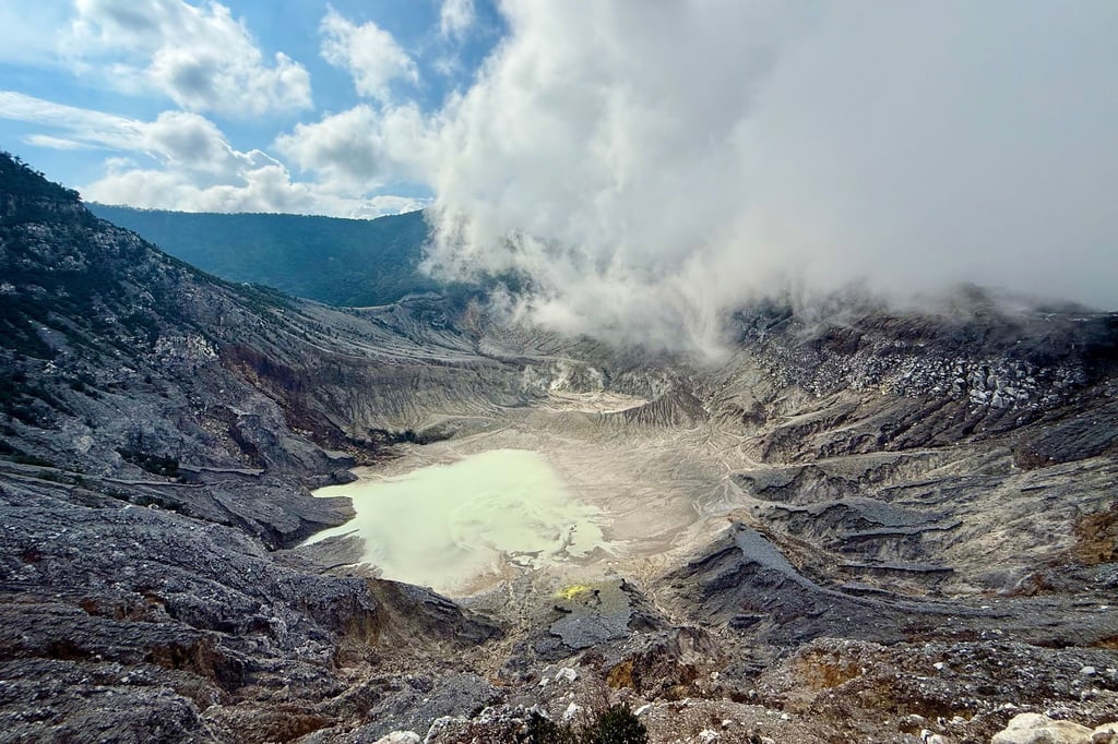 Der Tangkuban Perahu ist rund 2.000 Meter hoch und einer der etwa 130 aktiven Vulkane Indonesiens. In der Mitte des spektakulären Ratu-Kraters mit seiner riesigen Caldera liegt ein leuchtend blauer See.