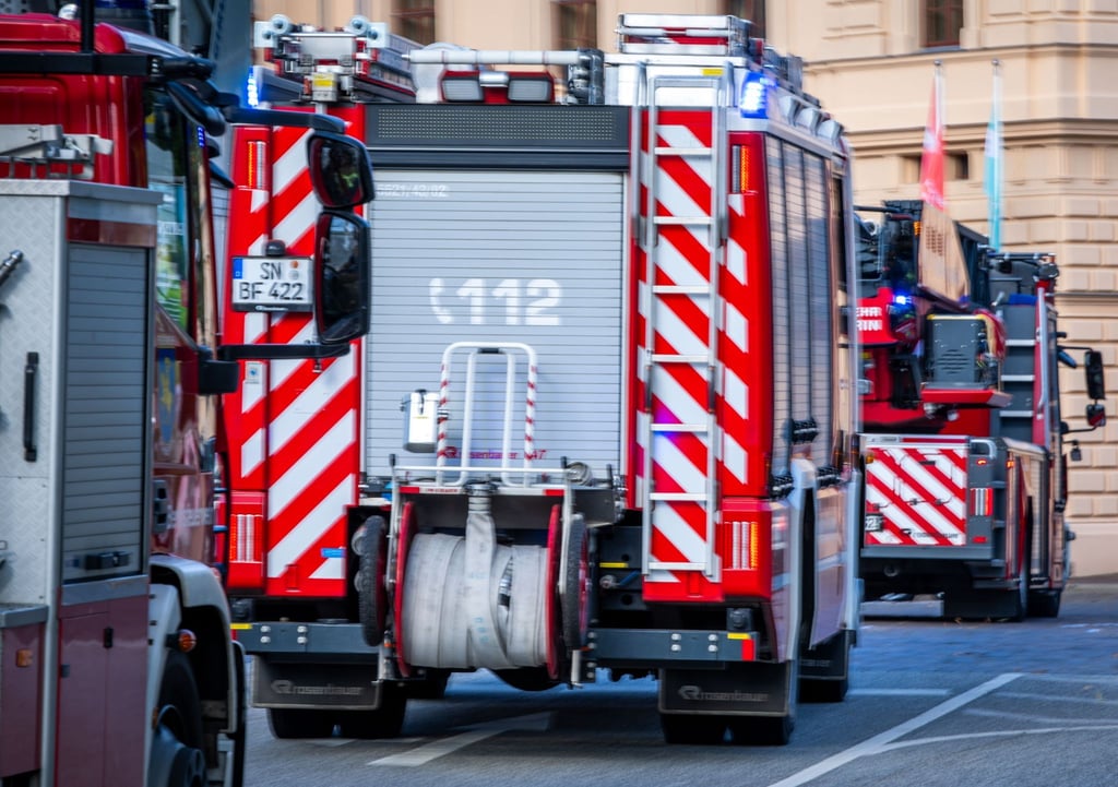 Die Feuerwehr rückte gleich mit mehreren Einheiten zur Bekämpfung eines Brandes im Landkreis Wittenberg aus. (Symbolbild)