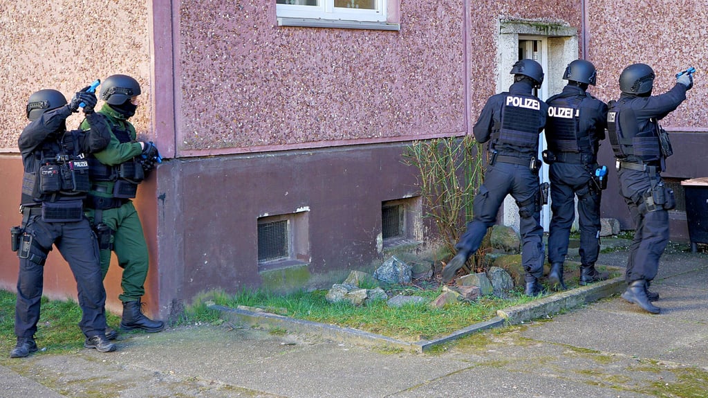 Polizei in der Wolmirstedter Triftstraße.