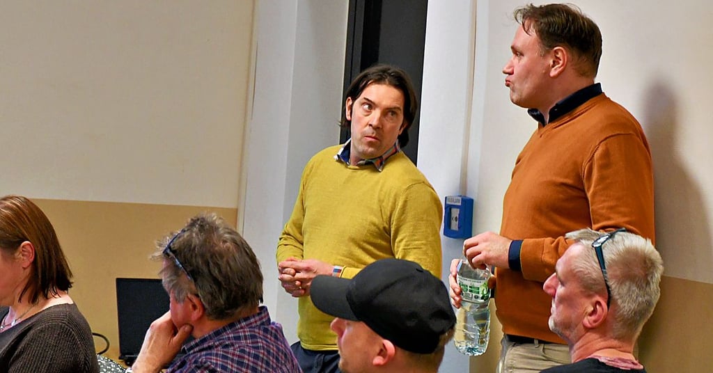 Manuel Opitz (stehend, links) und Roland Paulisch, beide Projektleiter bei EnBW, stellten im Ortschaftsrat Solpke die Mega-Investition einer Wasserstoffproduktion mit grünem Strom in Gardelegen vor.