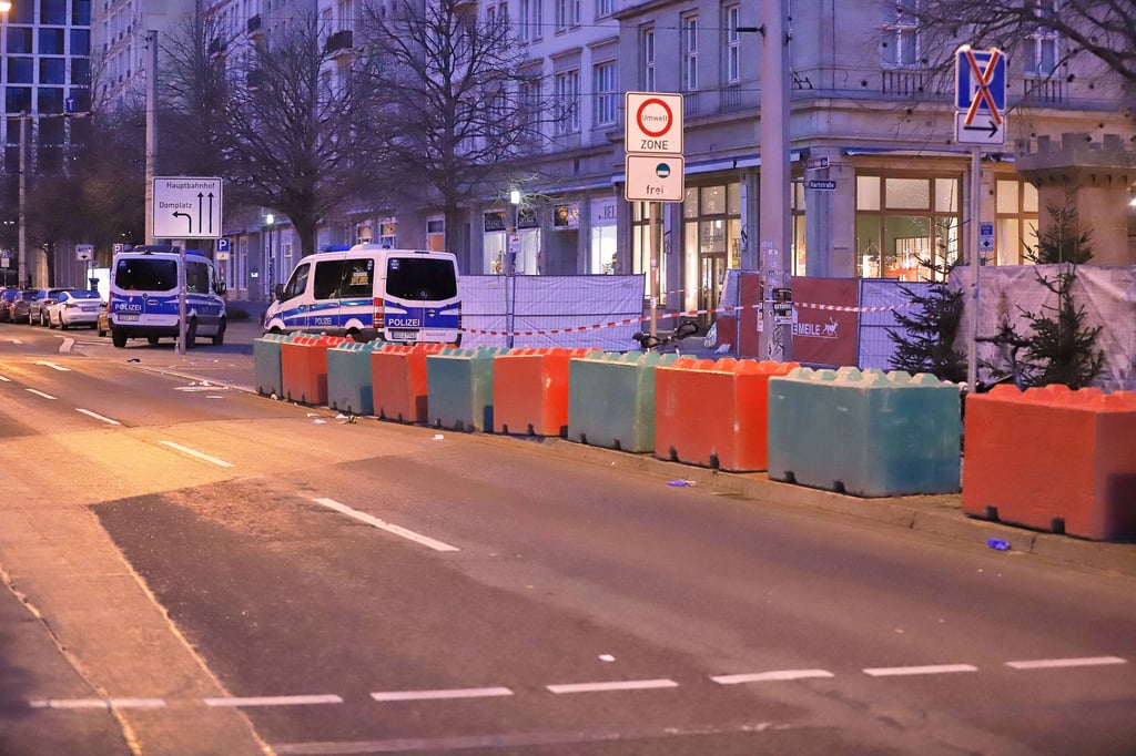 Betonblöcke entlang des Breiten Wegs sollten den Magdeburger Weihnachtsmarkt sichern. Forderungen nach schärferen Sicherheitsmaßnahmen werden nach dem Anschlag laut.