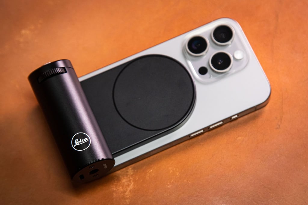 Hält magnetisch: Der Leica Lux Grip wird per MagSafe ans iPhone gebappt.