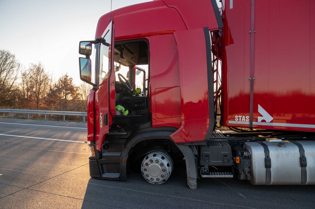 Die Polizei hat den Lkw auf der A9 auf Höhe Osterfeld gestoppt.