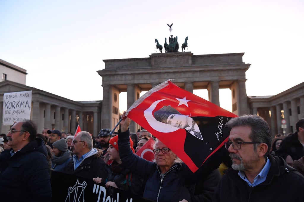 Der CHP Bund in Berlin hat zur Demo aufgerufen.
