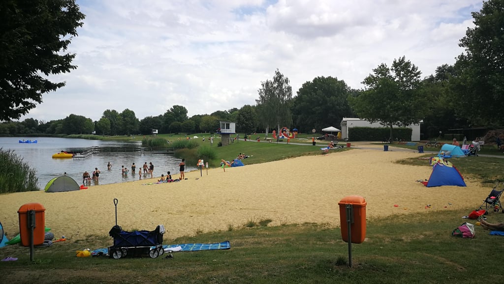 Der Halberstädter See ist für sein klares Wasser und den Sandstrand bekannt.