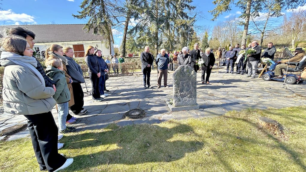 80 Jahre nach dem Bombenangriff gedenkt Holzweißig der 41 Toten – mit bewegenden Worten, Blumen und einem Moment der Stille.