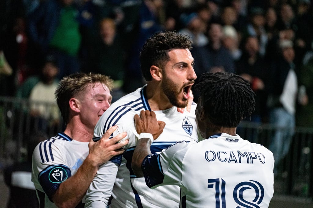 Belal Halbouni (Mi.) bejubelt seinen Treffer: der Ex-Magdeburger spielt seit über einem Jahr bei den Vancouver Whitecaps.