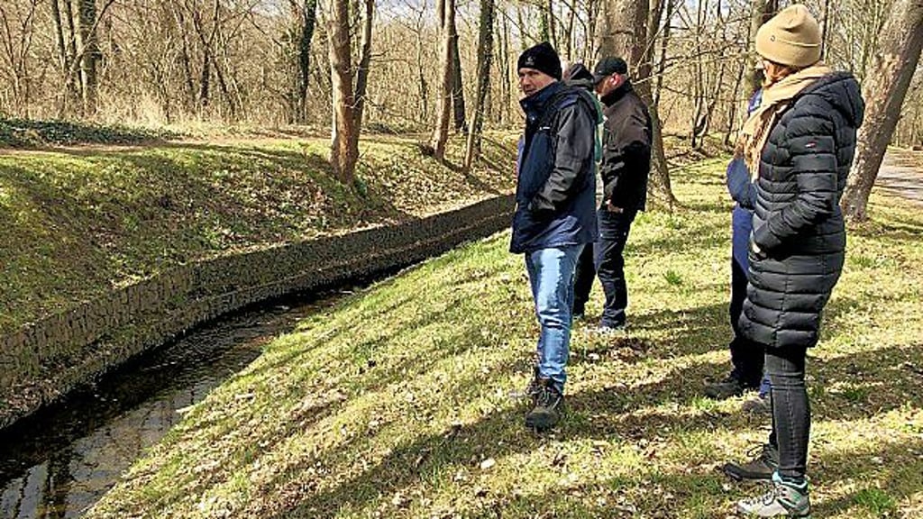 Bei der Deichschau an der Bösen Sieben wurde der Bereich an der Landwehr begutachtet.