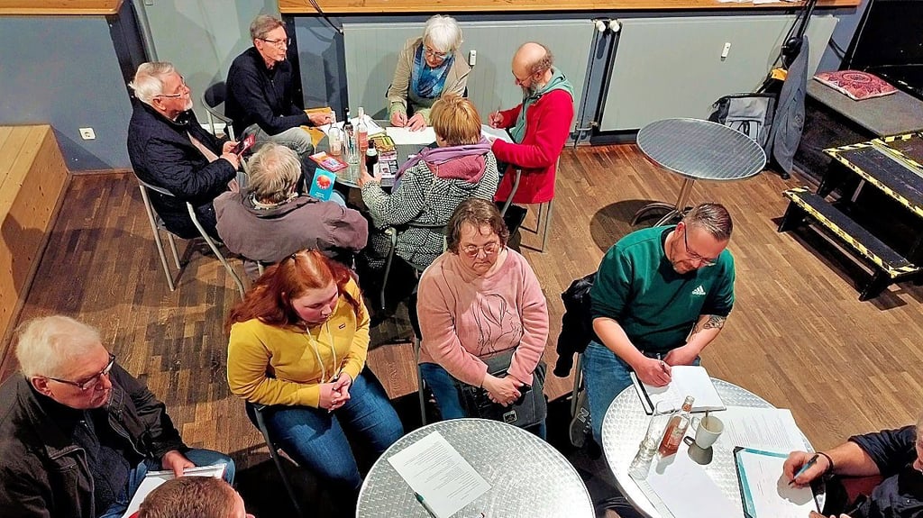 Rund 30 „Brückenbauer“ trafen sich am Dienstagabend im Salzwedeler Club Hanseat und gründeten Arbeitsgruppen.