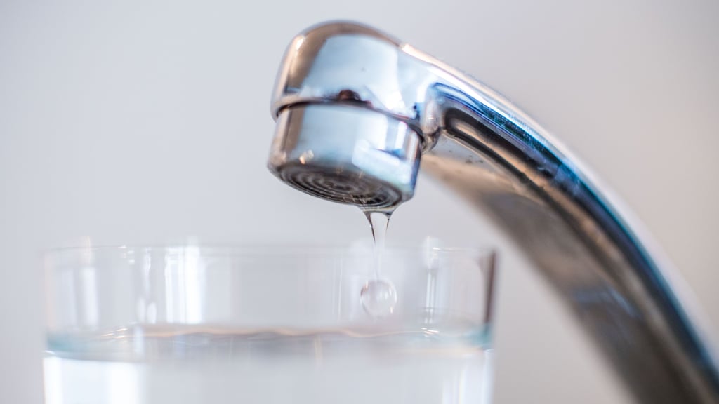 Seit 8 Uhr gibt es nach Baurabieten am Leitungssystem in der Taubenstraße bereits wieder Wasser.