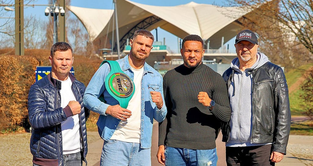 Bereit für einen packenden Kampf (v. l.): Trainer Robert Stieglitz, SES-Schützling Roman Fress, Gegner Michael Seitz und dessen Coach Frank Kiy.