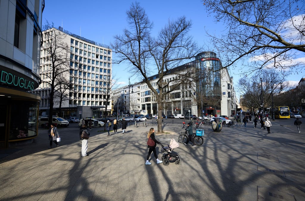 Der Platz an der Straßenecke Ku'damm/Uhlandstraße/Grolmanstraße soll nach dem Berliner Schauspieler Harald Juhnke benannt werden. Eine Abstimmung im Bezirksparlament darüber steht noch aus. (Foto - Produktion)