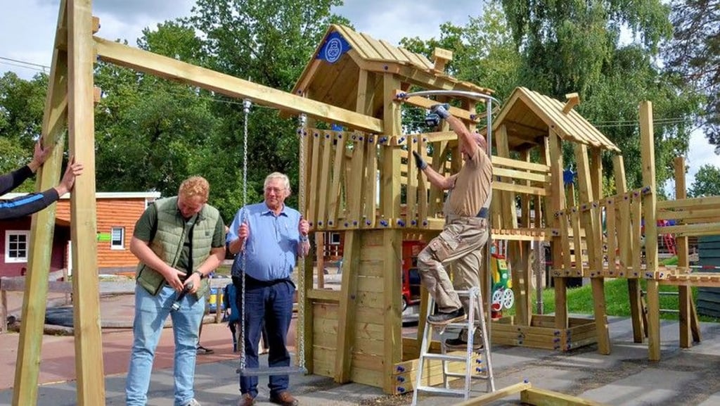 Die Inhaber Wolfgang (rechts) und Stephan Schulle sind stets und ständig dabei, den Erlebnispark Plötzky weiter auszubauen. Mal mit einem Abenteuerspielplatz, mal mit einer Rutsche im Indoorbereich.