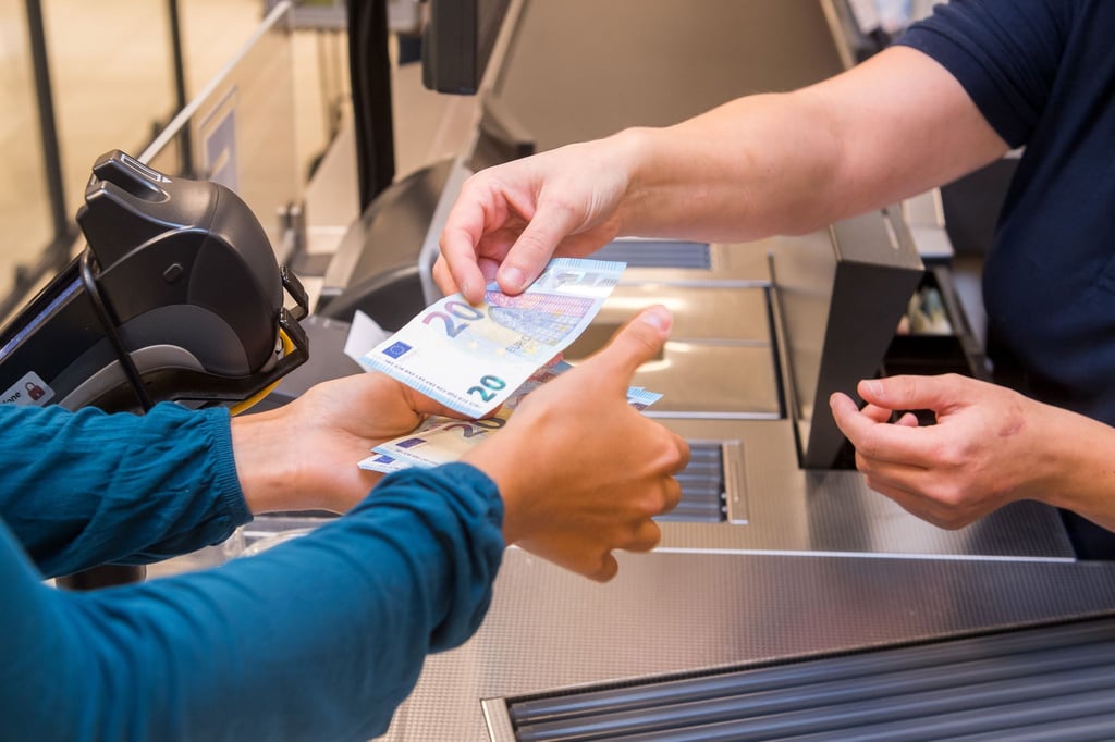 Im Supermarkt schnell noch Geld abheben - das ist mittlerweile in vielen Läden bequem möglich. Aber: Bei einigen der Handelsketten ist ein gewisser Einkaufsbetrag für die Bargeldabhebung Voraussetzung.