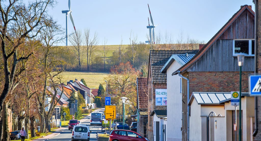 Gleich hinter Farnstädt türmen sich Windräder auf.
