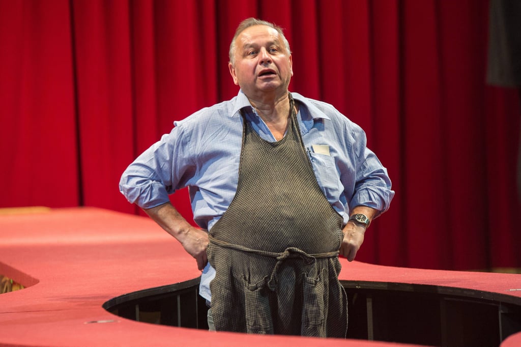 Probe zu »Glück, was ist das schon?« Neues Theater Halle - Regie: Matthias Brenner - Wirt und Händler: Hilmar Eichhorn.