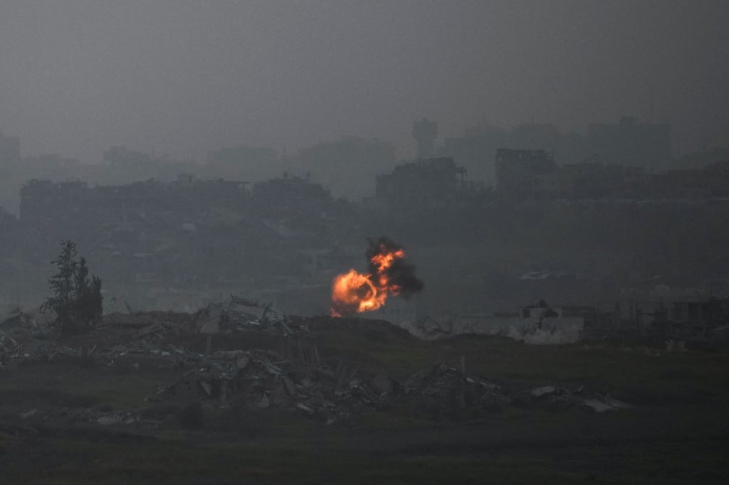 Eine Explosion im nördlichen Gazastreifen, vom Süden Israels aus gesehen.