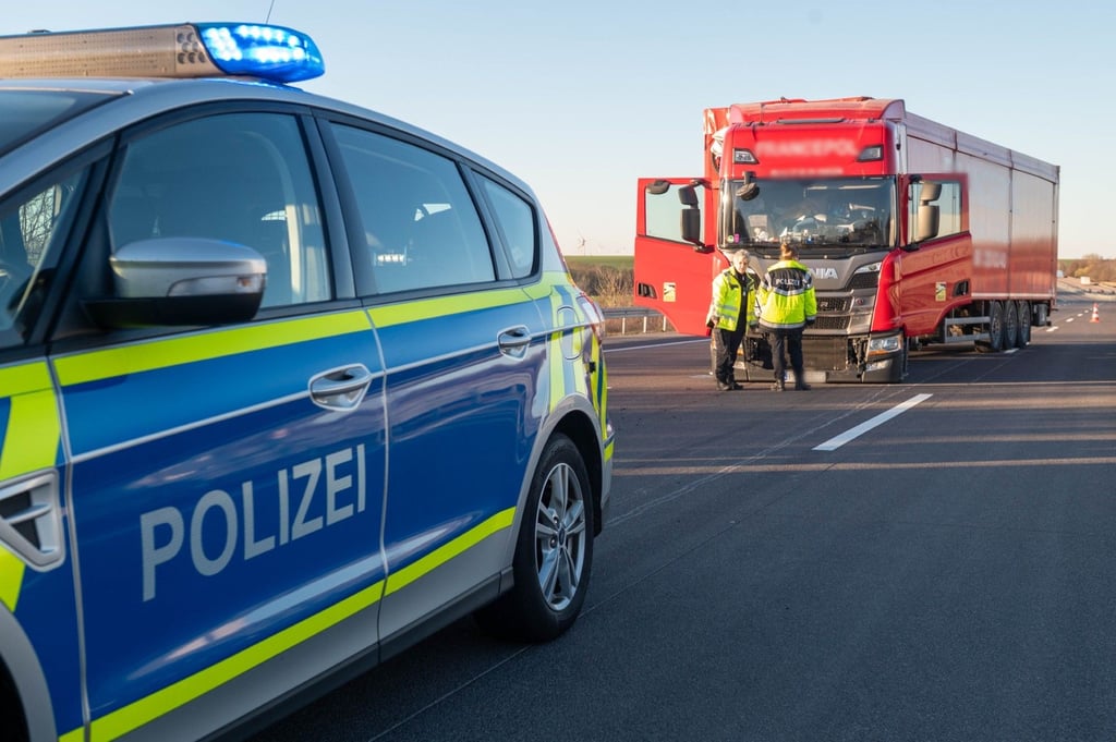 Der Lkw wurde auf der A9 mit einem so genannten Nagelkissen gestoppt.