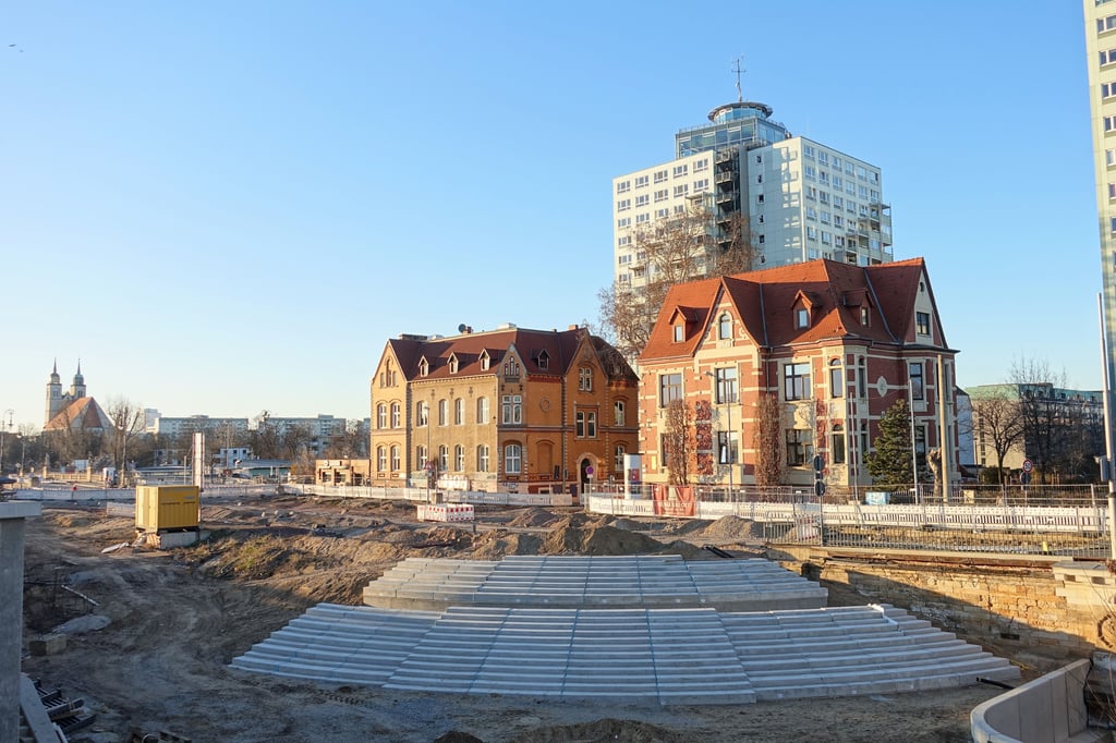 Dieses Bauwerk auf dem Werder wird Teil der neuen Freianlage im Vorfeld der Brücken über die Elbe.