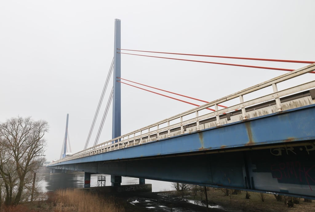Auf der Norderelbbrücke gilt eine neue Verkehrsführung, die das marode Bauwerk schonen soll.