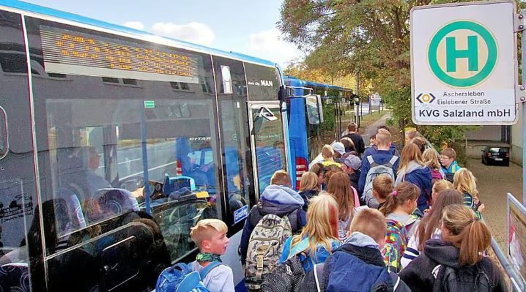 In vielen Schulbussen im Salzlandkreis müssen die Schüler stehen.
