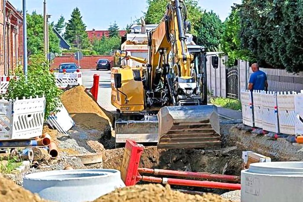 Der Kanalbau in Nachterstedt wurde nach den ersten Anfängen eingestellt, da die Firma Probleme hatte. Eine andere Baufirma hat übernommen, möchte nun aber von der Stadt mehr Geld. Das stößt nicht auf Gegenliebe.