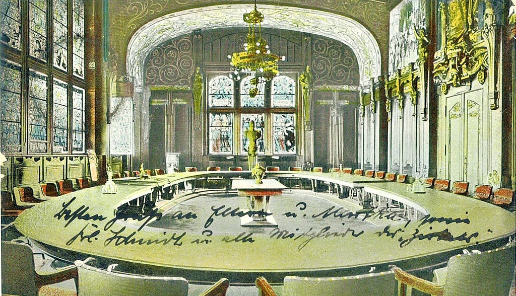 Der Dessauer Ratssaal, wie er in den 1920er Jahren aussah.