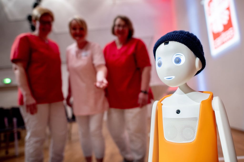 Künstliche Intelligenz und Roboter können die Arbeit von Pflegekräften erleichtern, bergen aber auch Risiken.