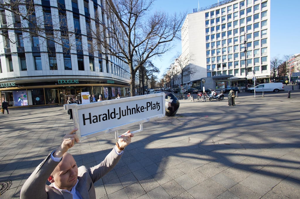 Das Straßenschild gibt es schon - am Kurfürstendamm soll ein Platz bald an Harald Juhnke erinnern.